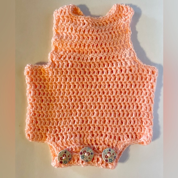Peachy soft hand crochet
Boho baby romper with floral wooden buttons newborn - Picture 3 of 3